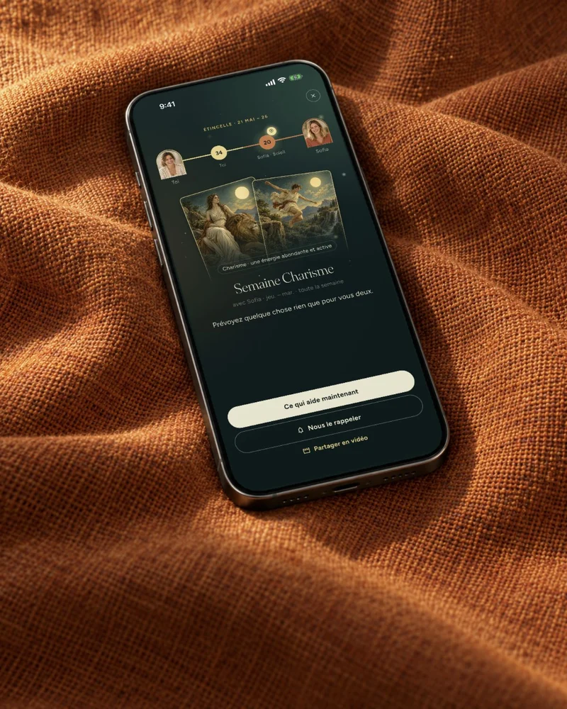 Un iPhone posé sur un tissu rouge rouille affiche le moment Semaine du charisme